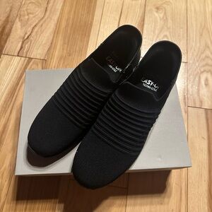 NWT Reaction Kenneth Cole Cameron EZ-On Jogger Sneaker Black Women’s Loafers